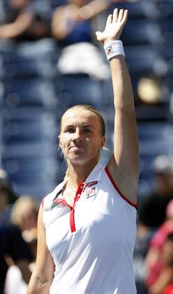 Svetlana Kuznetsova (li) waves after her first round match against Julia Goerges at the US Open  NYP20090901109