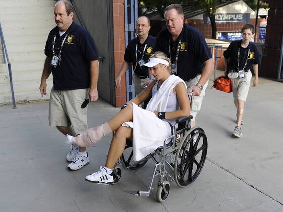 Sabine Lisicki (Deutschland) wird verletzt im Rollstuhl transportiert Tennis Damen US Open 2009, Grand Slam, WTA Tour Gruppe Flushing Meadows New York
