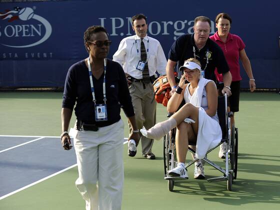 Sabine Lisicki (Deutschland) wird verletzt im Rollstuhl transportiert Tennis Damen US Open 2009, Grand Slam, WTA Tour Gruppe Flushing Meadows New York
