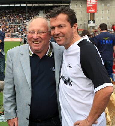 Uwe Seeler, 85. Geburtstag am 5. November Uwe Seeler (li.) und Lothar Matthäus (beide Deutschland) - Tag der Legenden o0 Fußball, Freude