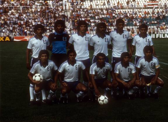 Mannschaftsfoto El Salvador mit Torwart Luis Mora, Mario Castillo, Jose Jovel, Carlos Recinos, Joaquin Ventura, Jose Rugamas, Francisco Hernandez, Jose Huezo, Jorge Gonzalez, Jose Rivas, Jaime Rodriguez Fußball WM Herren WM 1982, Länderspiel, Nationalteam, Nationaltrikot, Gruppe Elche