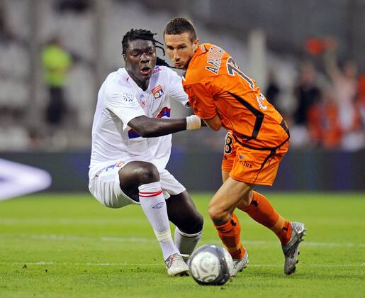 Bafetimbi Gomis (L) gegen Morgan Amalfitano - Olympique Lyon (weiß) vs FC Lorient - 12.09.2009 --- XSeguraX 