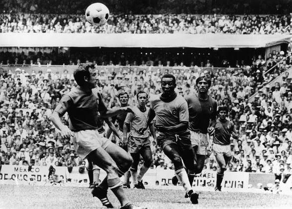 PELE (BRA, C) playing in the World Cup against Mexico.  - ZUMAk09 o0 Fußball WM Länderspiel Nationalmannschaft o0 Herren