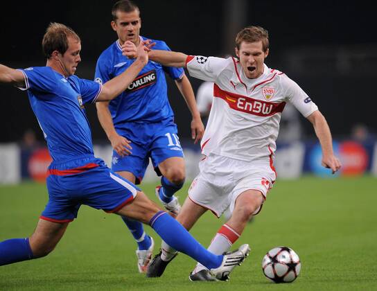 Aliaksandr Hleb (re, VfB Stuttgart) gegen Steven Naismith (li.) und Jerome Rothen (hinten, Glasgow Rangers) 