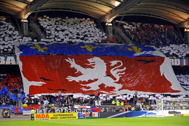Fanchoreografie Olympique Lyon - PanxCastano -  o0 Totale, Fan, Zuschauer, Choreografie, Logo, Emblem, Vereinslogo, Vereinsemblem