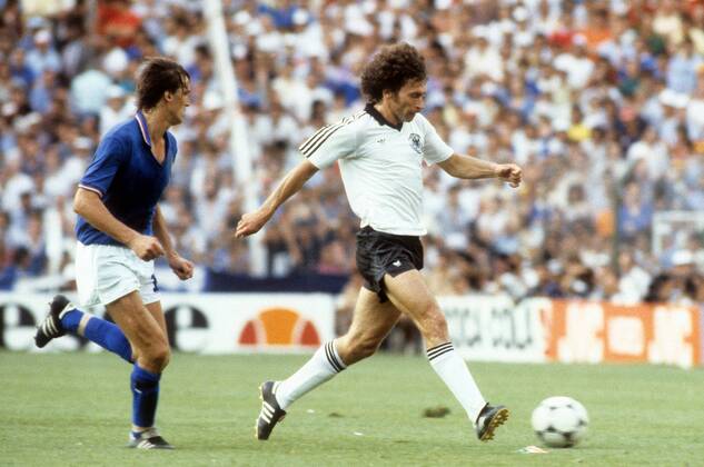 Paul Breitner (BR Deutschland, re.) gegen Marco Tardelli (Italien) - DEUTSCHSPRACHIGE SPORTZEITSCHRIFTEN UND -ZEITUNGEN NUR NACH RÜCKSPRACHE Fußball Länderspiel Herren WM 1982, Finale, Nationalteam, Nationaltrikot, BRD, Italien - BR Deutschland 3:1 Gruppe Madrid Dynamik,