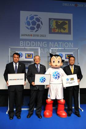 (iL to R) JFA secretary general Kozo Tajima, Junji Ogura (president of East Asian Football Federation), JFA president Motoaki Inukai, Press conference of 2018 2022 FIFA World cup Japan bid committee at JFA House, Tokyo, Japan. (2009100815123265) o0 Funktionär Generalsekretär Präsident Maskottchen Objekte