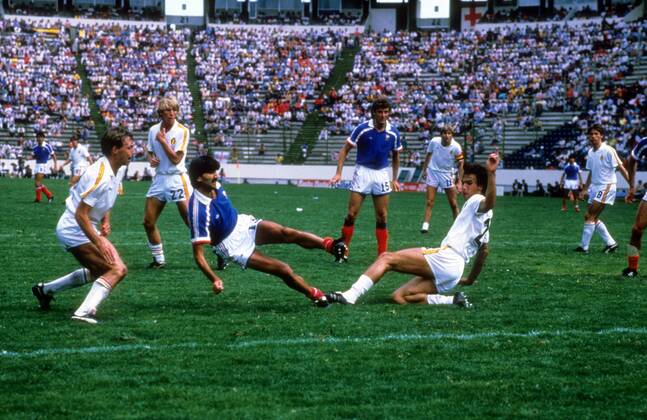 Bernard Genghini (Frankreich, Mitte li.) setzt sich gegen Stephane Demol (Belgien, Mitte re.) durch und erzielt das Tor zum 3:2 Fußball WM Herren WM 1986, Länderspiel, Nationalteam, Nationaltrikot, Spiel um Platz 3, Frankreich - Belgien 4:2 n.V. Gruppe Puebla Dynamik, Kampf, Abwehr,