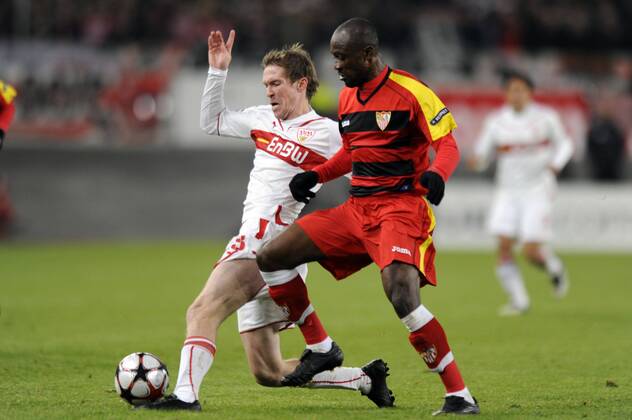 Alexandr HLEB (VfB Stuttgart, li.) gegen Didier ZOKORA (FC Sevilla)