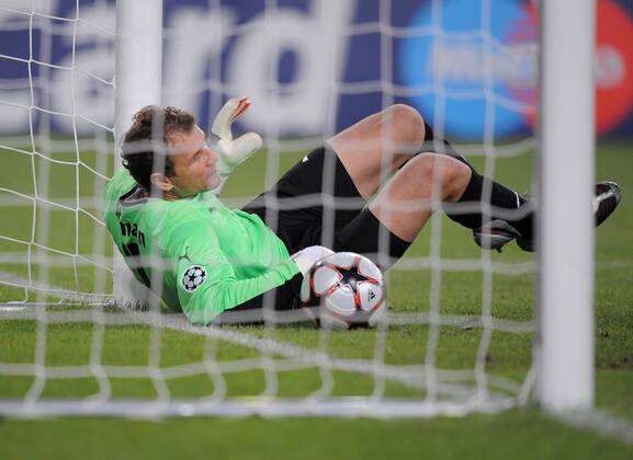 VfB Stuttgart - Torwart Jens Lehmann am Boden nach dem Tor zum 0-1 -  o00 Perspektive, Durchblick