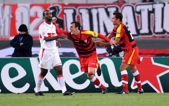 Cacau (li, VfB Stuttgart) schaut dem Jubel von Sebastien Squillaci (M, FC Sevilla) zu -  o0 Jubel, Freude, Enttäuschung