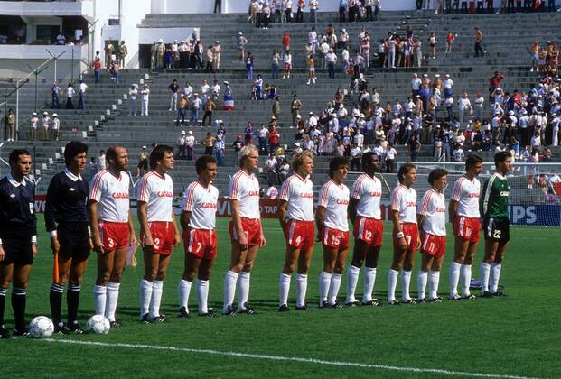 Nationalhymne Kanada, v. li.: Bruce Wilson, Bob Lenarduzzi, Carl Valentine, Ian Bridge, Randy Ragan, Paul James, Randy Samuel, David Norman, Mike Sweeney, Igor Vrablic und Torwart Paul Dolan Fußball WM Herren WM 1986, Länderspiel, Nationalteam, Nationaltrikot Totale Leon