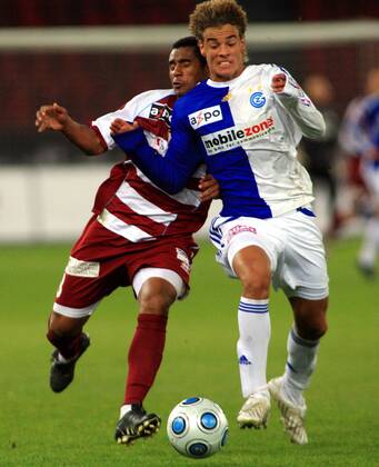 Fussball Super League Grasshopper Club Zürich - AC Bellinzona 7:0 Gaspar (li, Bellinzona) gegen Rolf Feltscher (Grasshopper)