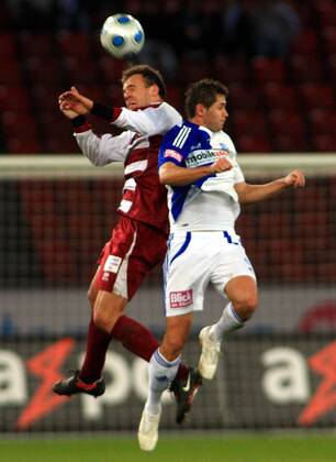 Fussball Super League Grasshopper Club Zürich - AC Bellinzona 7:0 Ildefonso Lima (li, Bellinzona) gegen Senad Lulic (Grasshopper)