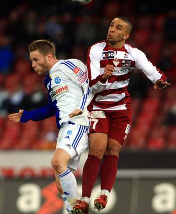 Fussball Super League Grasshopper Club Zürich - AC Bellinzona 7:0 Yacine Hima (re, Bellinzona) gegen Alain Schultz (Grasshopper)