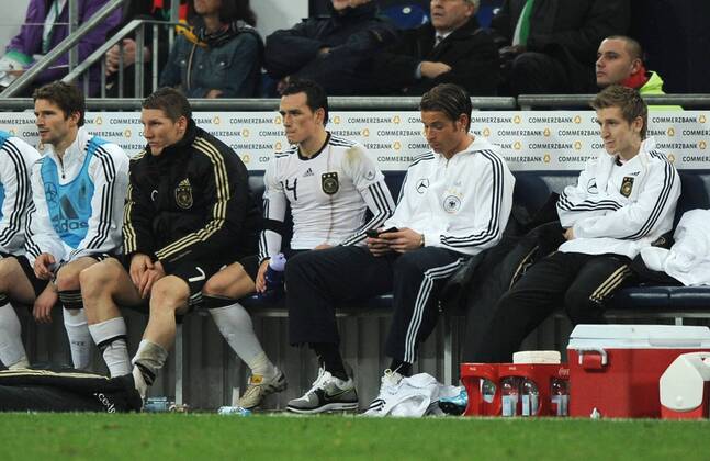 18.11.2009, Fussball Länderspiel, Testspiel, DEUTSCHLAND - ELFENBEINKÜSTE 2-2, v.re. Marko Marin (Deutschland), Torhüter Tim Wiese (Deutschland) mit seinem Handy, Piotr Trochowski (Deutschland), Bastian Schweinsteiger (Deutschland) und Arne Friedrich (Deutschland)