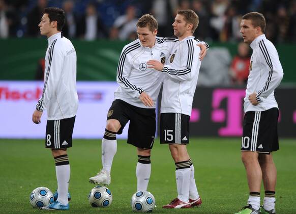 18.11.2009, Fussball Länderspiel, Testspiel, DEUTSCHLAND - ELFENBEINKÜSTE 2-2, v.re. Lukas Podolski (Deutschland), Thomas Hitzlsperger (Deutschland), Bastian Schweinsteiger (Deutschland) und Mesut Özil (Deutschland)