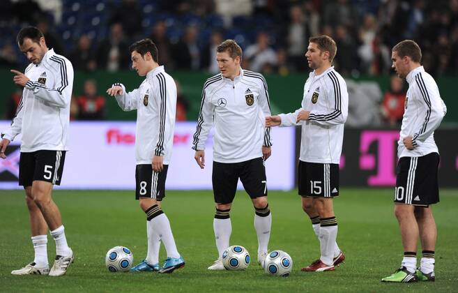 18.11.2009, Fussball Länderspiel, Testspiel, DEUTSCHLAND - ELFENBEINKÜSTE 2-2, v.re. Lukas Podolski (Deutschland), Thomas Hitzlsperger (Deutschland), Bastian Schweinsteiger (Deutschland) und Mesut Özil (Deutschland) und Heiko Westermann (Deutschland)