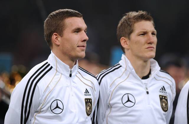 18.11.2009, Fussball Länderspiel, Testspiel, DEUTSCHLAND - ELFENBEINKÜSTE 2-2, Lukas Podolski (Deutschland), links, und Bastian Schweinsteiger (Deutschland)