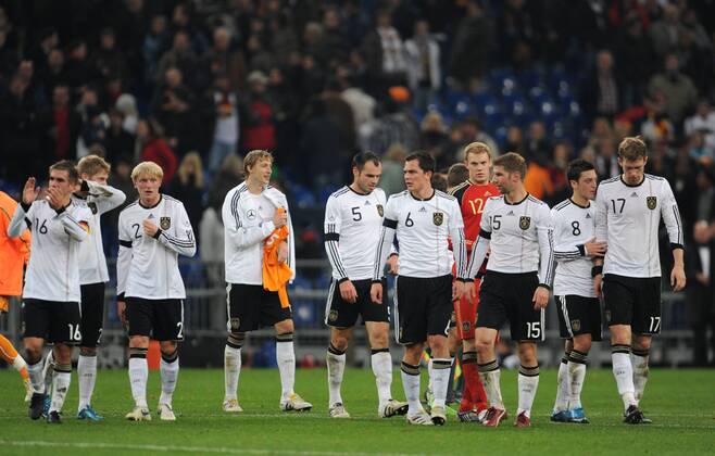 18.11.2009, Fussball Länderspiel, Testspiel, DEUTSCHLAND - ELFENBEINKÜSTE 2-2, die Deutschen Spieler nach dem Abpfiff, v.re. Per Mertesacker (Deutschland), Mesut Özil (Deutschland), Thomas Hitzlsperger (Deutschland), Torhüter Manuel Neuer (Deutschland), Marcel Schäfer (Deutschland), Heiko Westermann (Deutschland), Stefan Kießling (Deutschland), Andreas Beck (Deutschland), Aaron Hunt (Deutschland) und Philipp Lahm (Deutschland)