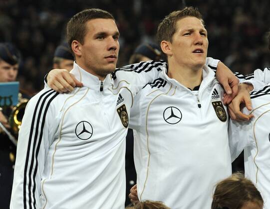 18.11.2009, Fussball Länderspiel, Testspiel, DEUTSCHLAND - ELFENBEINKÜSTE 2-2, Lukas Podolski (Deutschland), links, und Bastian Schweinsteiger (Deutschland)
