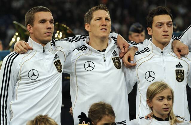 18.11.2009, Fussball Länderspiel, Testspiel, DEUTSCHLAND - ELFENBEINKÜSTE 2-2, v.li. Lukas Podolski (Deutschland), Bastian Schweinsteiger (Deutschland) und Mesut Özil (Deutschland)