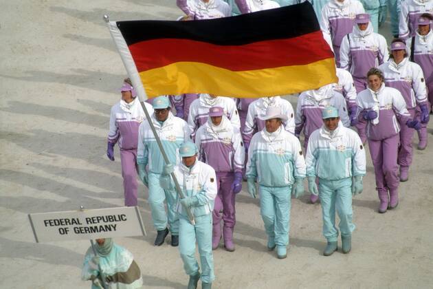 Fahnenträger Peter Angerer (BR Deutschland) führt die deutsche Delegation bei der Eröffnungsfeier der Olympischen Spiele 1988 in Calgary an OS Winter Herren Olympische Spiele Calgary 1988, Winterspiele, Eröffnung, Feier, Eröffnungsfeier, Zeremonie Totale Calgary