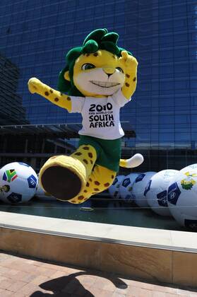 Zakumi outside the CTICC CAPE TOWN, SOUTH AFRICA - DECEMBER 2, Zakumi outside the CTICC with the Soccer World Cup sponsorship balls on December 2, 2009 in Cape Town (Kapstadt), South Africa. o0 Maskottchen