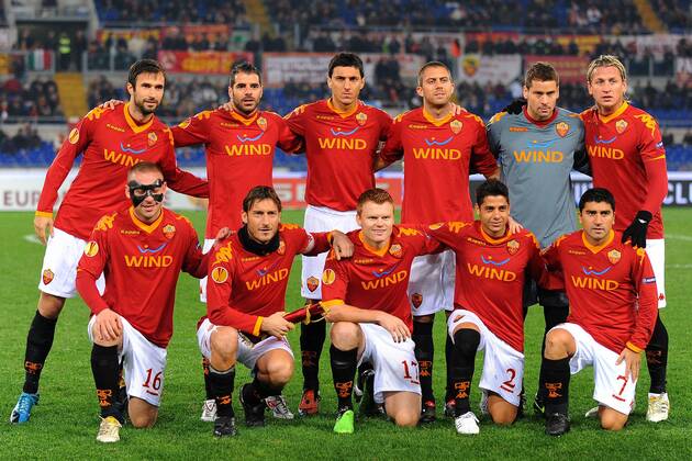 Mannschaftsbild AS Rom hi.v.l.: Mirko Vucinic, Simone Perrotta, Nicolas Burdisso, Jeremy Menez, Julio Sergio, Philippe Mexes; vorn: Daniele De Rossi, Francesco Totti, John Arne Riise, Cicinho, David Pizarro  Totale