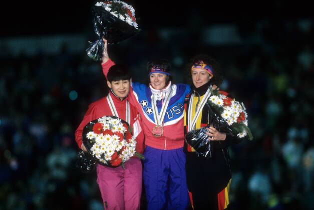 Siegerehrung 500m Olympische Winterspiele Albertville 1992: Olympiasiegerin Bonnie Blair (USA, Mitte) zwischen Ye Qiaobo (China, li.) und Christa Luding (Deutschland) Eisschnellauf OS Winter Damen Olympische Spiele 1992, Winterspiele, Gruppe Albertville