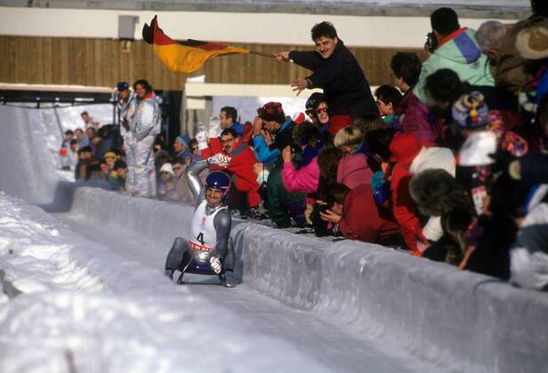 Georg Hackl (Deutschland) ist Olympiasieger 1992 Rennrodeln OS Winter Herren Olympische Spiele 1992, Winterspiele Gruppe Albertville, La Plagne Begeisterung, Freude,