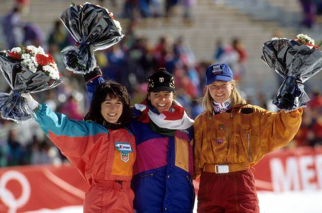 Siegerehrung Olympischen Spiele 1992: Olympiasiegerin Deborah Compagnoni (Italien, Mitte) zwischen Carole Merle (Frankreich, li.) und Katja Seizinger (Deutschland) Alpiner Skilauf Herren Olympische Spiele Albertville 1992, Winterspiele, Ski Alpin, Skisport, Super G Gruppe Meribel