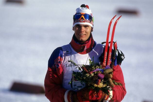 OLYMPIC LEGENDS: Thomas Alsgaard Olympiasieger Thomas Alsgaard (NOR) bei der Siegerehrung im 30km Langlauf bei den olympischen Winterspielen 1994 Nordischer Skilauf OS Winter Herren Olympische Winterspiele, Olympia, Spiele, Ski Nordisch, Skisport 1994, Lillehammer Freude,