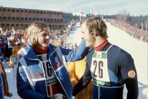 Pal Schjetne (Norwegen, li.) gratuliert Ulrich Wehling (DDR) Nordische Kombination OS Winter Herren Olympische Spiele 1976, Winterspiele, Ski Nordisch, Skisport, Gruppe Innsbruck Freude,