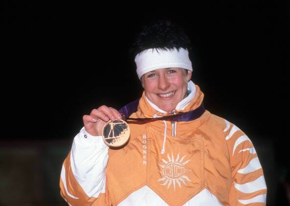 Uschi Disl (Deutschland) freut sich über den 3. Platz über die 15km der Olympischen Spiele 1994 in Lillehammer Biathlon OS Winter Damen Olympische Spiele 1994, Winterspiele Einzelbild Lillehammer Freude,