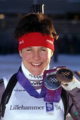 Uschi Disl (Deutschland) mit ihrer Silbermedaille für den 2. Platz mit der Staffel und der Bronzemedaille für den 3. Platz über die 15km der Olympischen Spiele 1994 in Lillehammer Biathlon OS Winter Damen Olympische Spiele 1994, Winterspiele Einzelbild Lillehammer Freude,