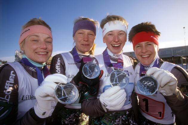 Die deutsche 4x7,5km Staffel freut sich bei den Olympischen Spielen 1994 in Lillehammer über den 2. Platz, v. li.: Simone Greiner Petter Memm, Antje Harvey Misersky, Petra Schaaf und Uschi Disl Biathlon OS Winter Damen Olympische Spiele 1994, Winterspiele Gruppe Lillehammer Freude,