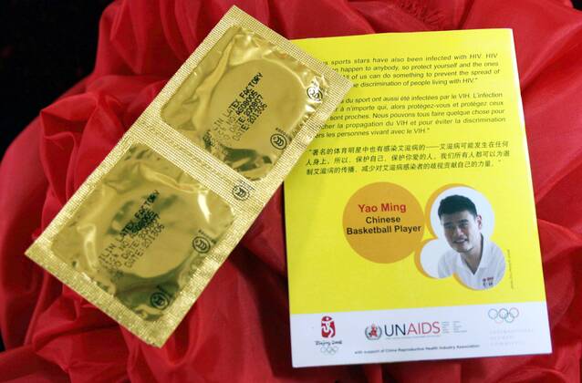 Two condoms are seen next to a condom box with the of Chinese basketball superstar Yao Ming and the logos of UNAIDS and the Beijing 2008 Olympic Games during the preview of an auction in Nanjing city, east Chinas Jiangsu province, 27 January 2010. The two condoms are part of a small quantity of hardbound version with the image of Yao Ming amid the 100,000 condoms distributed by IOC (International Olympic Committee) to prevent AIDS at the Olympic Village during the Beijing 2008 Olympic Games in China in August 2008. The two condoms will participate in an auction for Olympic collections in Nanjing, capital of eastern Chinese province of Jiangsu on January 31. The auction aims to support the city to bid for the 2014 Youth Olympic Games. Part of the money through the auction will be used for charity. A 14-month-old leukaemia patient will benefit from the auction of the condoms, s  20100128_54500 o00 Kondom kurios soziales Engagement, Sozialengagement Anti Kampagne o0 Werbepartner Werbeträger