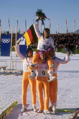Team Deutschland, Olympiasieger 1994 in Lillehammer, v. li.: Christof Duffner, Dieter Thoma (unt.), Jens Weißflog und Hansjörg Jäkle Skispringen OS Winter Herren Olympische Spiele 1994, Winterspiele, Ski Nordisch, Skisport, Teamwertung, Teamwettbewerb Gruppe Lillehammer Freude, Begeisterung,