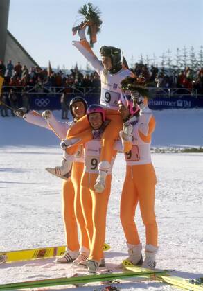 Team Deutschland, Olympiasieger 1994 in Lillehammer, v. li.: Christof Duffner, Dieter Thoma (unt.), Jens Weißflog und Hansjörg Jäkle Skispringen OS Winter Herren Olympische Spiele 1994, Winterspiele, Ski Nordisch, Skisport, Teamwertung, Teamwettbewerb Gruppe Lillehammer Freude, Begeisterung,
