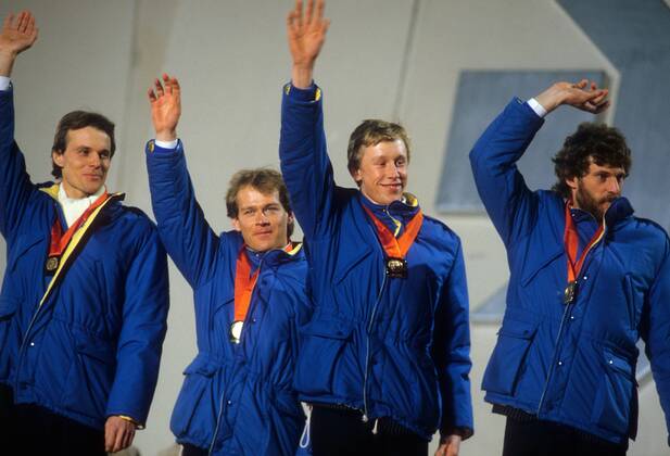 4x10km Staffel Schweden, Olympiasieger 1984 in Sarajevo, v. li.: Benny Kohlberg, Jan Ottosson, Gunde Svan und Thomas Wassberg Nordischer Skilauf OS Winter Herren Olympische Spiele 1984, Winterspiele, Ski Nordisch, Skisport Gruppe Sarajevo Freude,