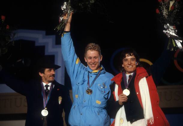 Siegerehrung 50km Olympische Spiele 1988 in Calgary: Olympiasieger Gunde Svan (Schweden, Mitte) zwischen Maurilio de Zolt (Italien, li.) und Andi Grünenfelder (Schweiz) Nordischer Skilauf OS Winter Herren Olympische Spiele 1988, Winterspiele, Ski Nordisch, Skisport, Langlauf Gruppe Calgary Freude,