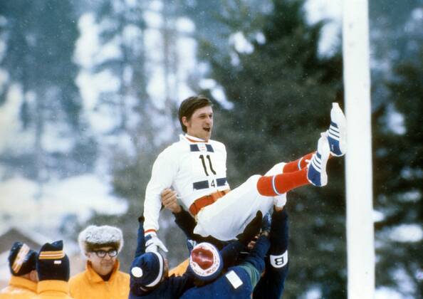 Jubel mit Schlussläufer Aleksander Tikhonov, die UdSSR ist Olympiasieger 1976 in Innsbruck mit der 4x7,5km Staffel Biathlon OS Winter Herren Olympische Spiele Innsbruck 1976, Winterspiele, 4x7,5km Staffel Gruppe Seefeld Freude, Begeisterung,