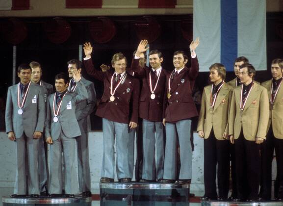 Siegerehrung 4x7,5km Staffel Olympische Spiele 1976 in Innsbruck: Olympiasieger UdSSR (Aleksander Yelysarov, Ivan Byakov, Nikolay Kruglov, Aleksander Tikhonov, Mitte) zwischen Finnland (Henrik Flöjt, Esko Saira, Juhani Suutarinen, Heikki Ikola, li.) und ... Biathlon OS Winter Herren Olympische Spiele Innsbruck 1976, Winterspiele, 4x7,5km Staffel Totale Seefeld Freude,