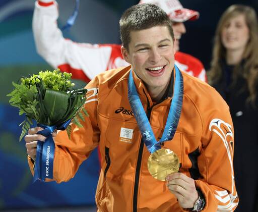Vancouver , 140210 , Olympische Spiele Vancouver 2010 , Siegerehrung BC Dome BC Place , 5000m Herren Gold für Sven Kramer (Niederlande) o0 Olympiasieg Sieg Siegerehrung Medaille Gold Objekte Freude o00 Goldmedaille