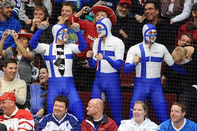 Fans from Finland cheer on their team -  OLY2010022184 o0 Gesichtsbemalung, Bemalung, bemalt, Nationalfarben, Landesfarben kurios