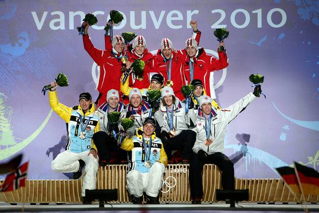 OLYMPIA - Olympische Winterspiele 2010 WHISTLER,KANADA,22.FEB.10 - DIVERS, OLYMPIA, SKI NORDISCH, SKISPRINGEN - Olympische Winterspiele Vancouver 2010, Grossschanze, Teambewerb, Siegerehrung, Medaillenvergabe. Bild zeigt die Olympiasieger Gregor Schlierenzauer, Thomas Morgenstern, Andreas Kofler, Wolfgang Loitzl (AUT hi.), Michael Uhrmannm (GER), Anders Jacobsen, Johan Remen Evensen (NOR), Martin Schmitt (GER), Tom Hilde Michael Neumayer (GER), Anders Bardal (NOR) und Andreas Wank (GER vorne). Keywords: Medaille. o0 Sieg Olympiasieg Jubel Freude Teamspringen Teamwettbewerb Totale