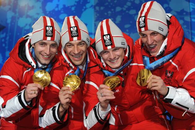 Jubel Team Oesterreich mit v.li.: Wolfgang LOITZL, Andreas KOFLER, Thomas MORGENSTERN und Gregor SCHLIERENZAUER (AUT), 1. Platz, Olympiasieger, Medal Ceremony; Siegerehrung, Medaille, Medaillen. Skisspringen, Ski Jumping, Mannschaft, Team, 22.02.2010. XXI. Olympische Winterspiele 2010 in Vancouver Kanada.
