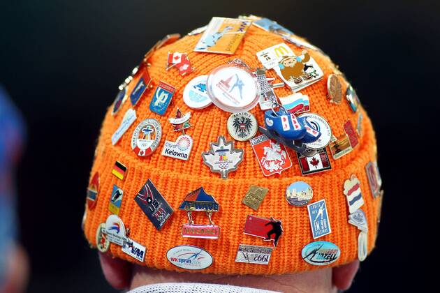 Olympic Winter Games Vancouver 2010 - Olympische Winter Spiele Vancouver 2010, (Ladies 5000 m), Eisschnelllauf, Fan of Netherlands (NED), Mütze, Kopf, head, xHOCHxZWEIx xMaltexChristiansx o0 Pin Pins Anstecker Detail Sticker o00 Objekte