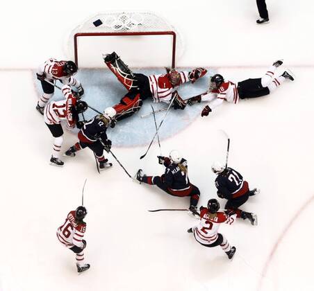 Feb. 25, 2010 - Vancouver, BC, Canada - VANCOUVER, BC: FEBRUARY 25, 2010 --Scramble in front of Team Canada s net during the women s final at Canada Hockey Place in Vancouver, BC during the 2010 Winter Olympics, February 25, 2010. - ZUMAw51 o0 Totale, Vogelperspektive, oben, Deckenkamera